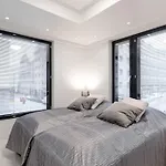 Sleek And Spacious 3 Bedroom In Centre *