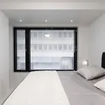 Sleek And Spacious 3 Bedroom In Centre Apartment *