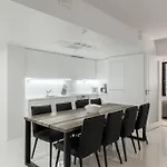 Sleek And Spacious 3 Bedroom In Centre Apartment *