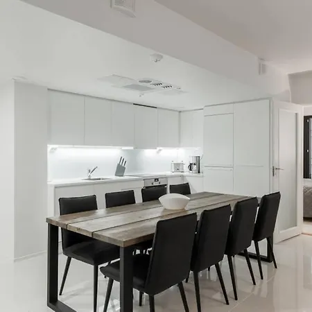 Sleek And Spacious 3 Bedroom In Centre Apartament *
