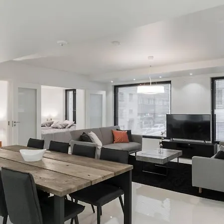 Sleek And Spacious 3 Bedroom In Centre *