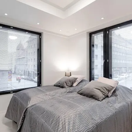 Sleek And Spacious 3 Bedroom In Centre *