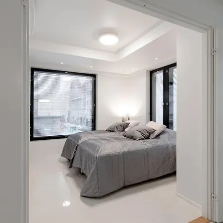 Sleek And Spacious 3 Bedroom In Centre *