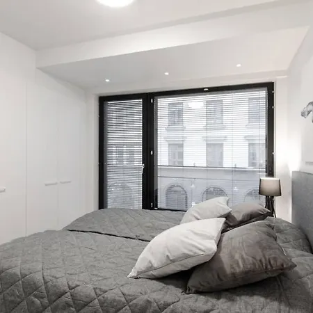 Sleek And Spacious 3 Bedroom In Centre Lägenhet *