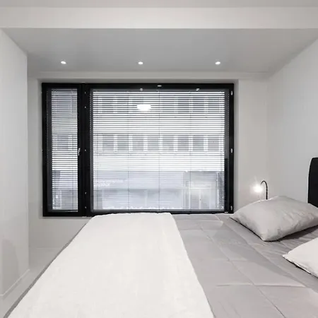 Sleek And Spacious 3 Bedroom In Centre Lägenhet *