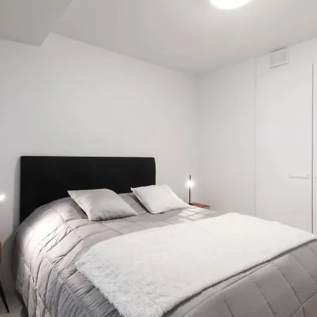 Sleek And Spacious 3 Bedroom In Centre *