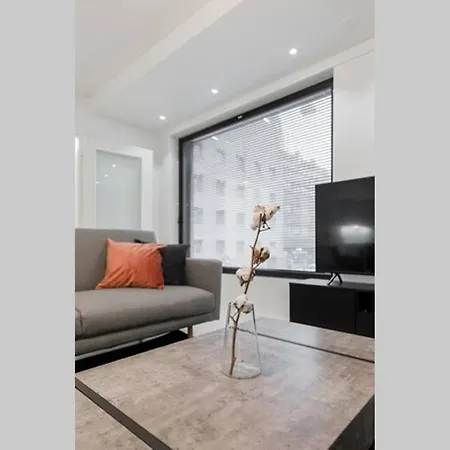 Sleek And Spacious 3 Bedroom In Centre Lägenhet