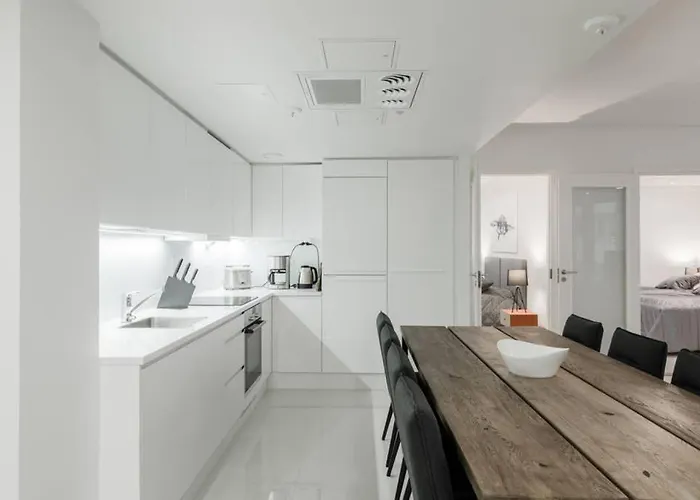 Sleek And Spacious 3 Bedroom In Centre Apartment Helsinki
