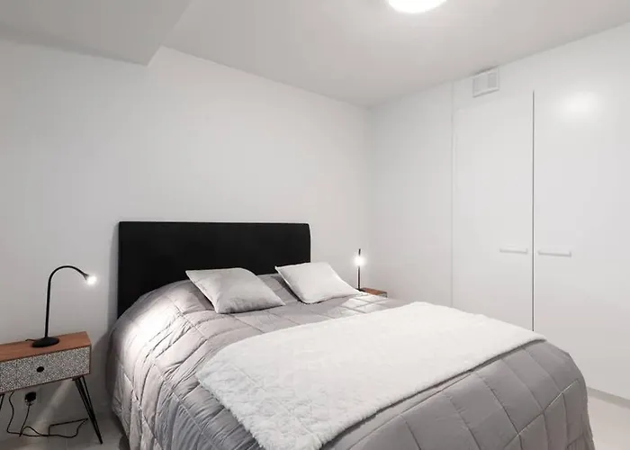 Sleek And Spacious 3 Bedroom In Centre *