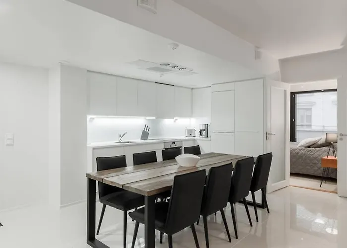 Sleek And Spacious 3 Bedroom In Centre Apartment *